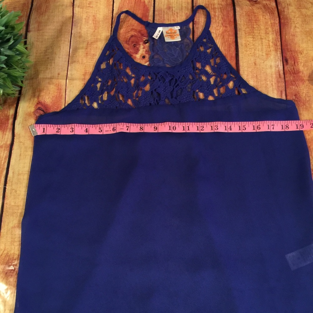 💙AVAILABLE💙 Crochet Inset Hi-Lo Top - Picture 5 of 8